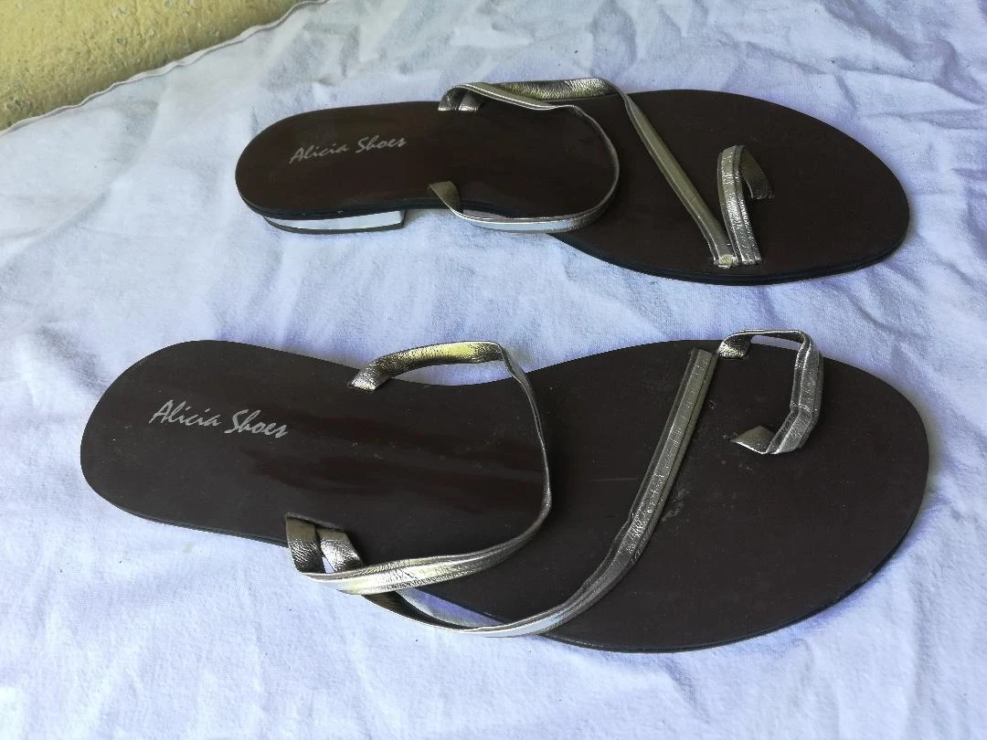 Zilveren teenslippers maat 39 – photo 13